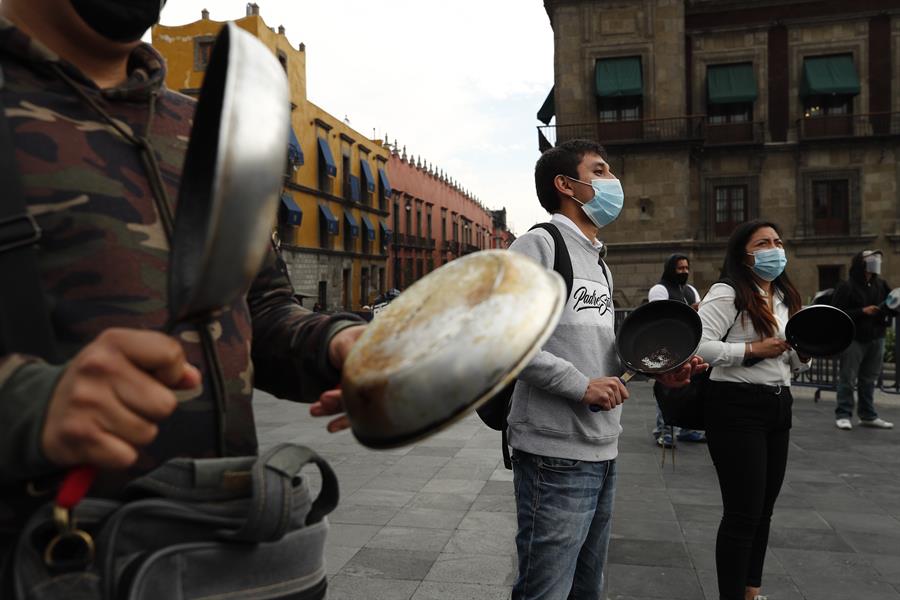 Momento del cacerolazo en el Zócalo capitalino