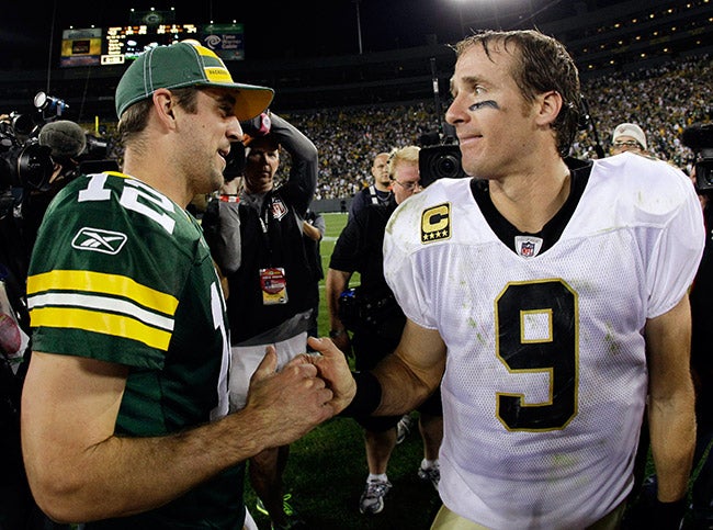 Brees y Rodgers se saludan después de un partido