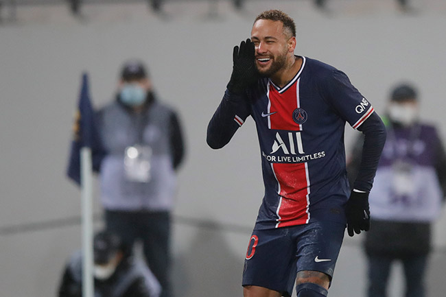 Neymar celebra su gol contra el Olympique de Marsella