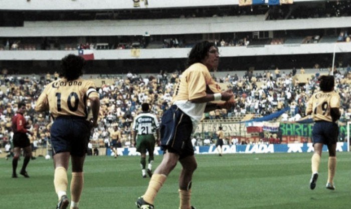 Zamorano celebra un gol en su debut con América