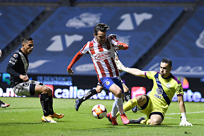 Angulo pelea el balón en el juego contra Puebla
