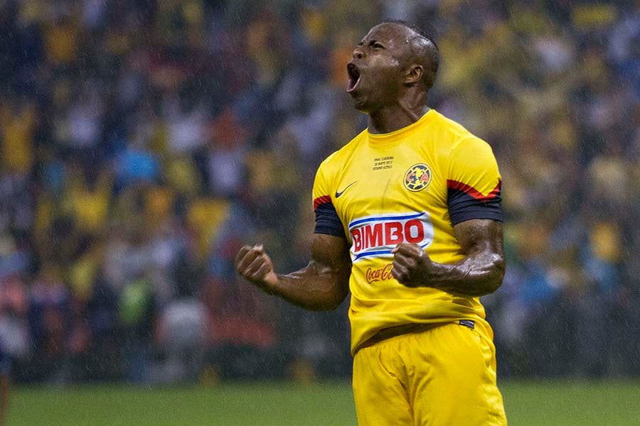 Christian Benítez celebra gol con América