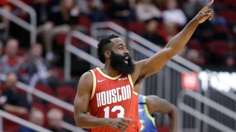 James Harden en un partido con Rockets 