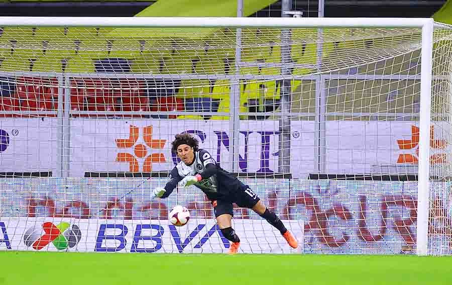 Guillermo Ochoa en juego ante Atlético de San Luis