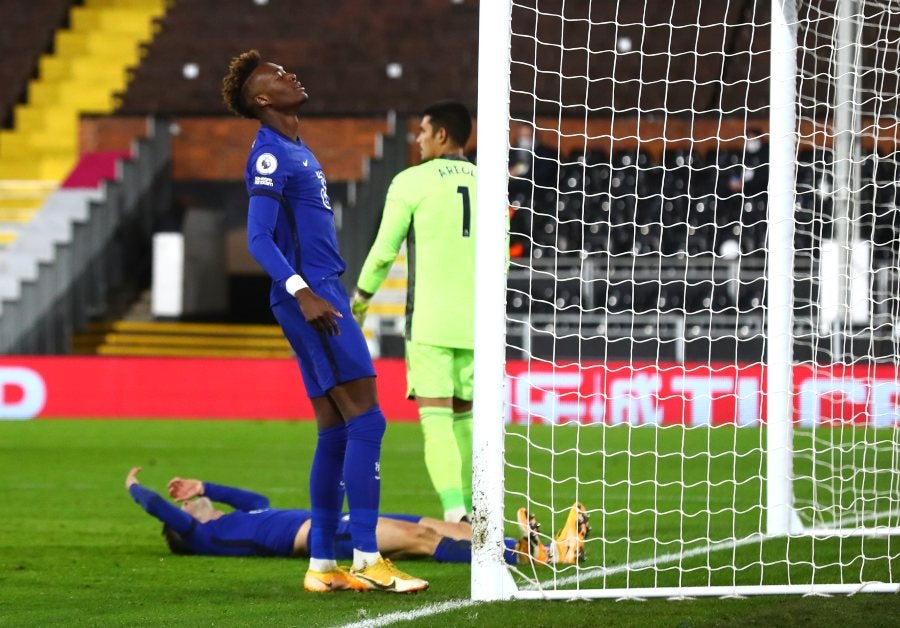 Tammy Abraham lamentándose tras fallar una oportunidad a favor del Chelsea