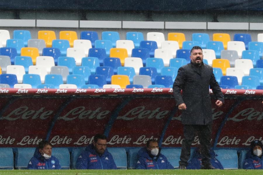 Gattuso dirigiendo ante Napoli