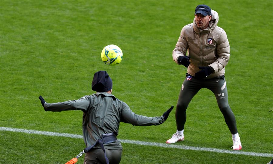 Simeone en práctica con Atlético de Madrid