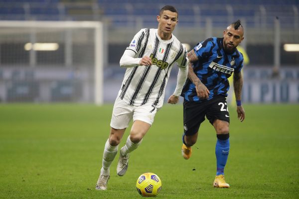 Cristiano Ronaldo en acción con la Juventus ante el Inter de Milan