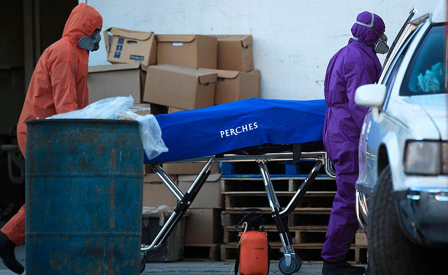 Trabajadores de funeraria retiran cuerpo en Juárez