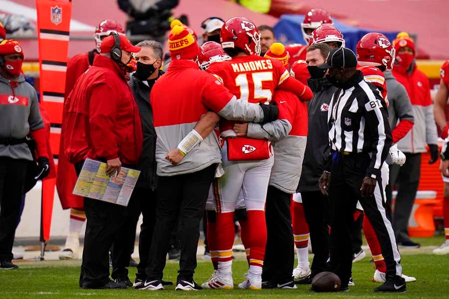 Mahomes con ayuda del terreno de juego