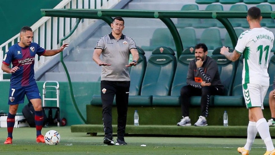 Jorge Almirón durante un partido con Elche