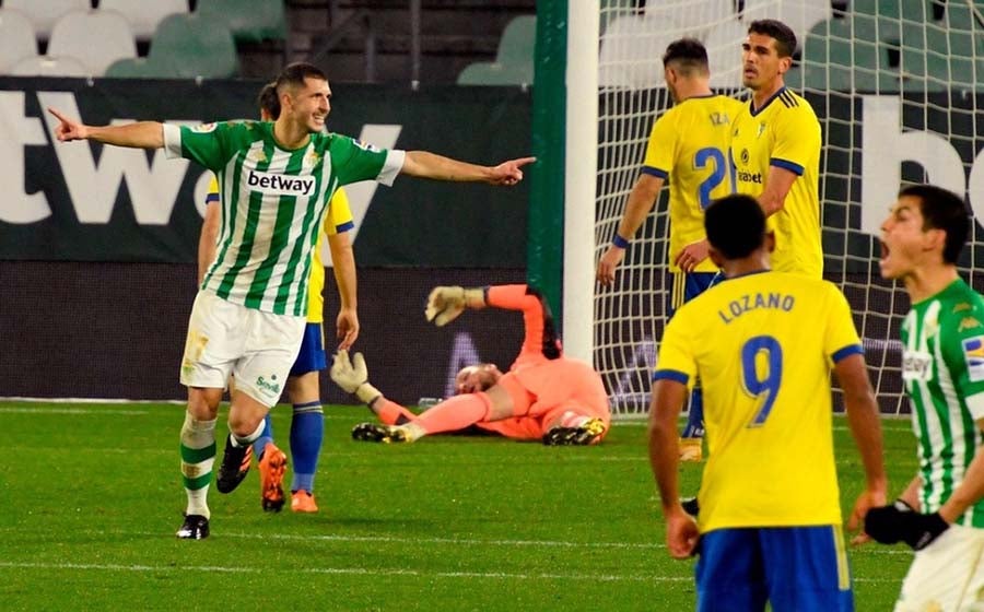 Rodríguez celebra gol con el Betis