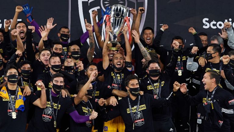 Tigres celebrando título de Concachampions