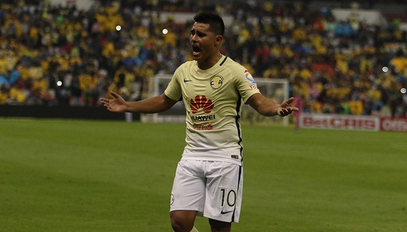 Osvaldo Martínez durante un duelo con el América 