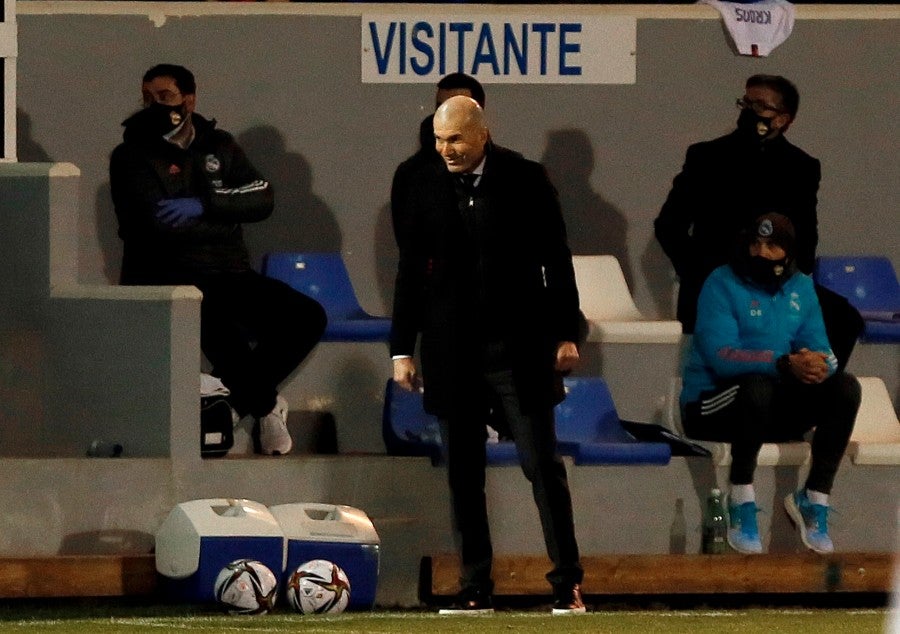 Zinedine Zidane dirigiendo al Real Madrid ante el Alcoyano