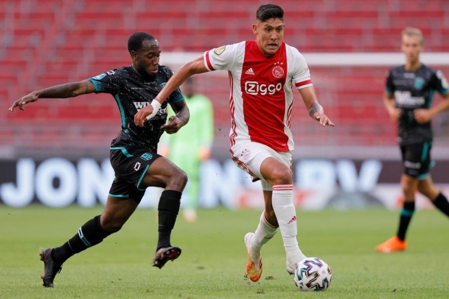 Edson Álvarez en un partido del Ajax