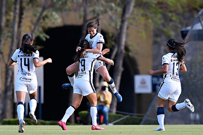 Jugadoras de Pumas festejan un tanto