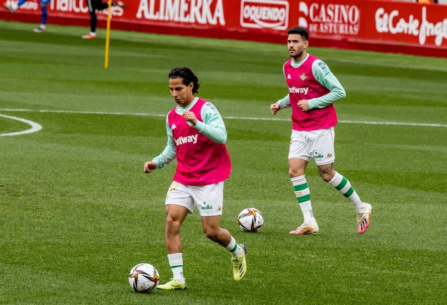 Diego Lainez calentando previo a un juego del Real Betis