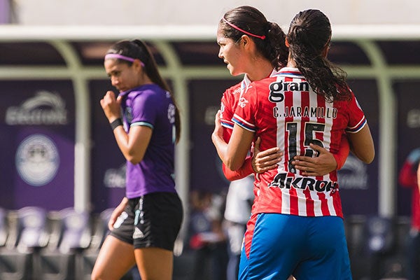 La mediocampista es felicitada tras un gol 