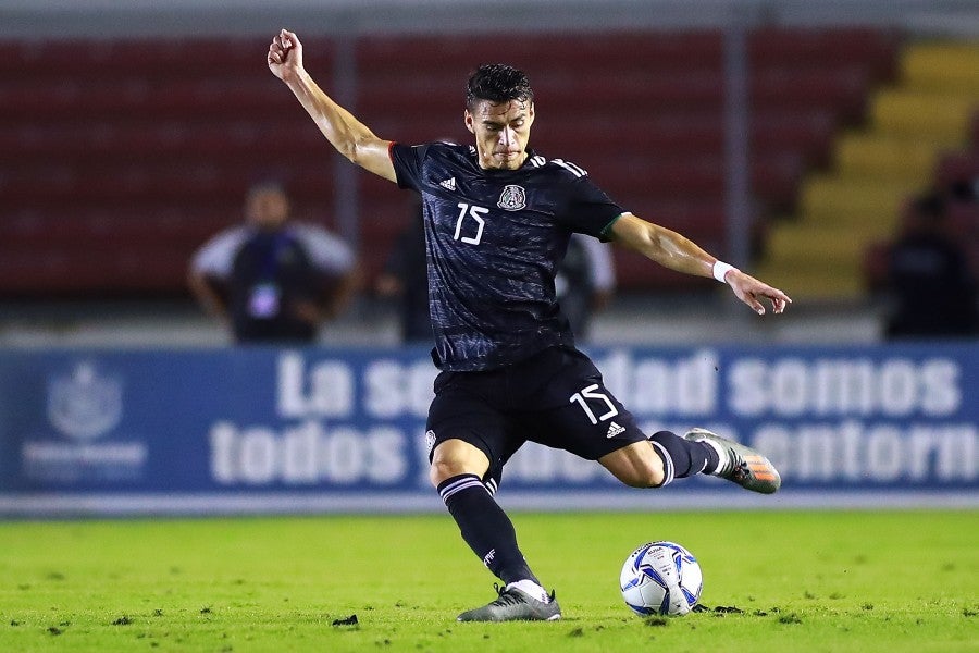 Héctor Moreno durante un partido con México