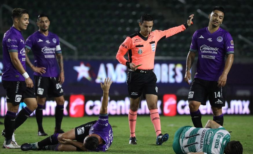 Partido lleno de infracciones en el primer lapso