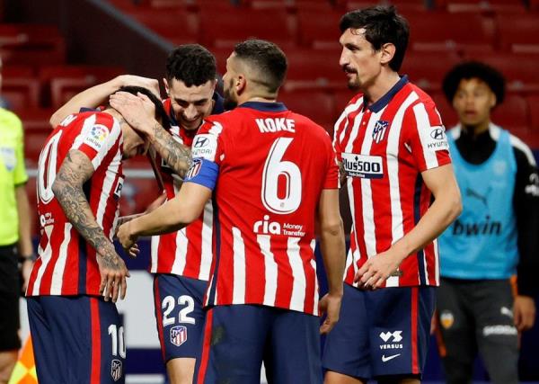 Jugadores del Atlético festejan ante los naranjeros