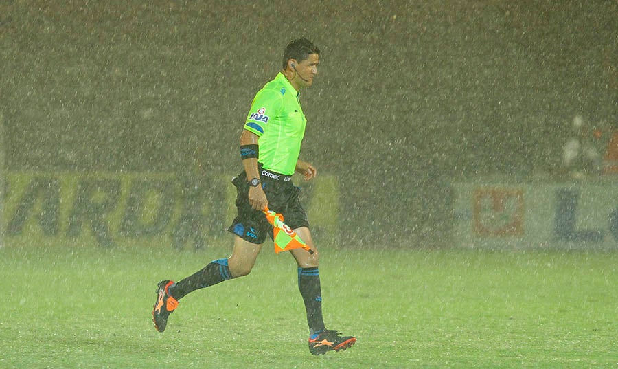 Espinosa durante juego bajo la lluvia