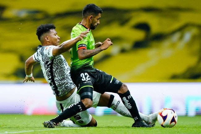 Roger Martínez pelea el balón en el juego ante Juárez