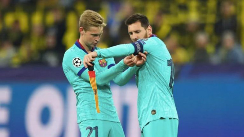 Frenkie de Jong y Messi durante un duelo con el Barcelona 