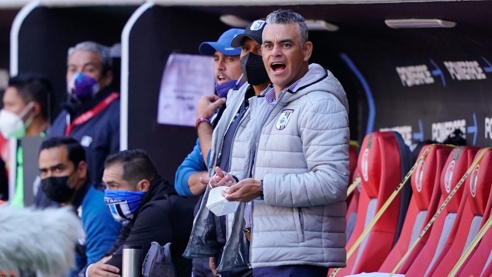 Héctor Altamirano en un partido con Querétaro 