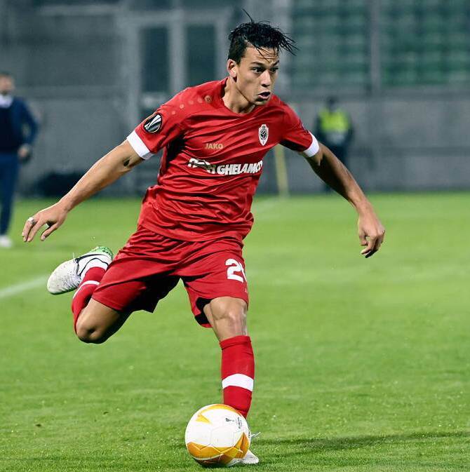 Cristian Benavente en acción con el Royal Antwerp de la Liga de Bélgica