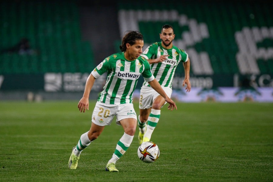 Diego Lainez en un partido con el Real Betis