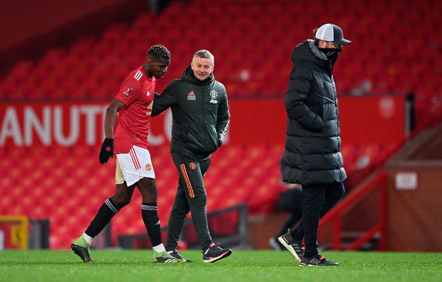 Solskjaer con Pogba tras el partido entre el Manchester United y el Sheffield United