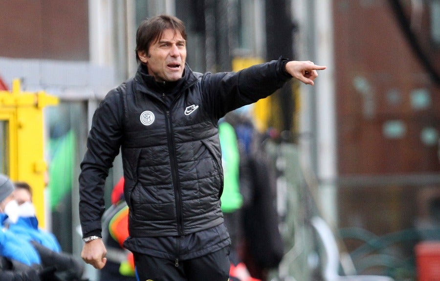 Antonio Conte dirigiendo un partido del Inter de Milán