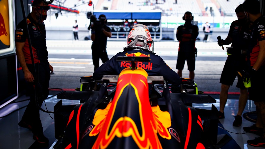 Max Verstappen ingresando a su monoplaza de Red Bull