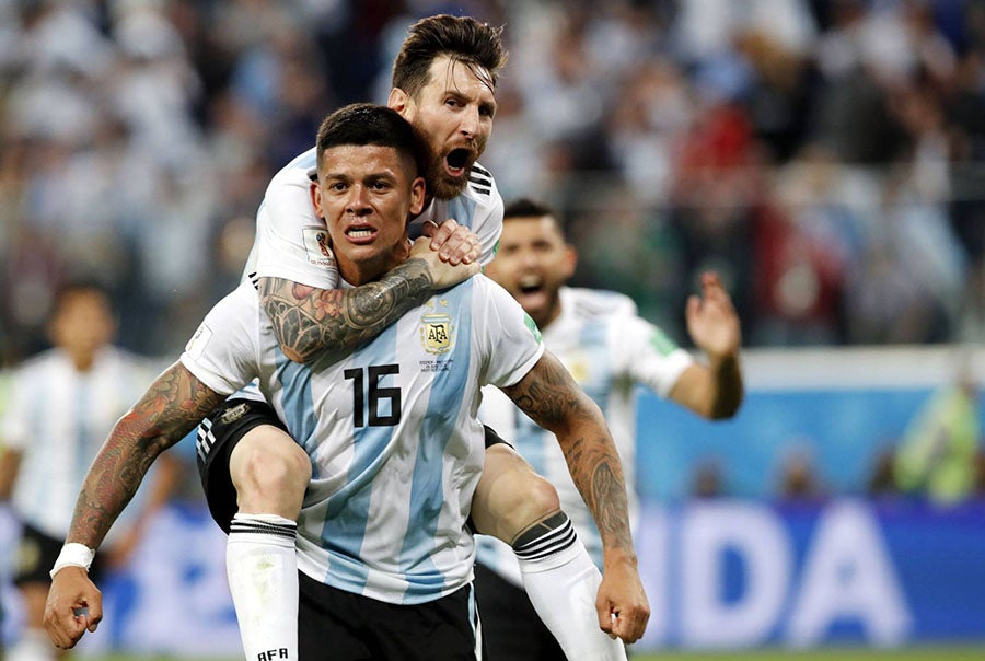 Rojo celebra con Lionel Messi un gol con la selección de Argentina