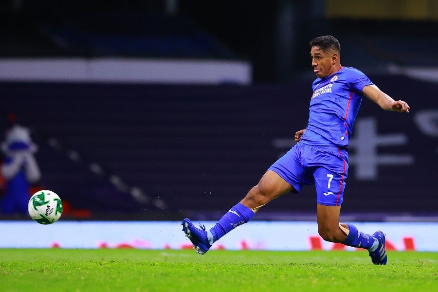 Luis Romo durante un partido con Cruz Azul