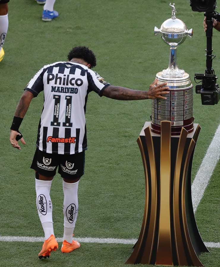 Marinho al tocar la Copa Libertadores