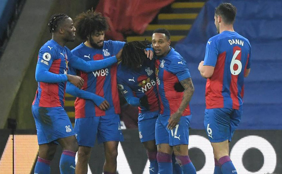 Eberechi Eze celebra el gol con sus compañeros del Crystal Palace