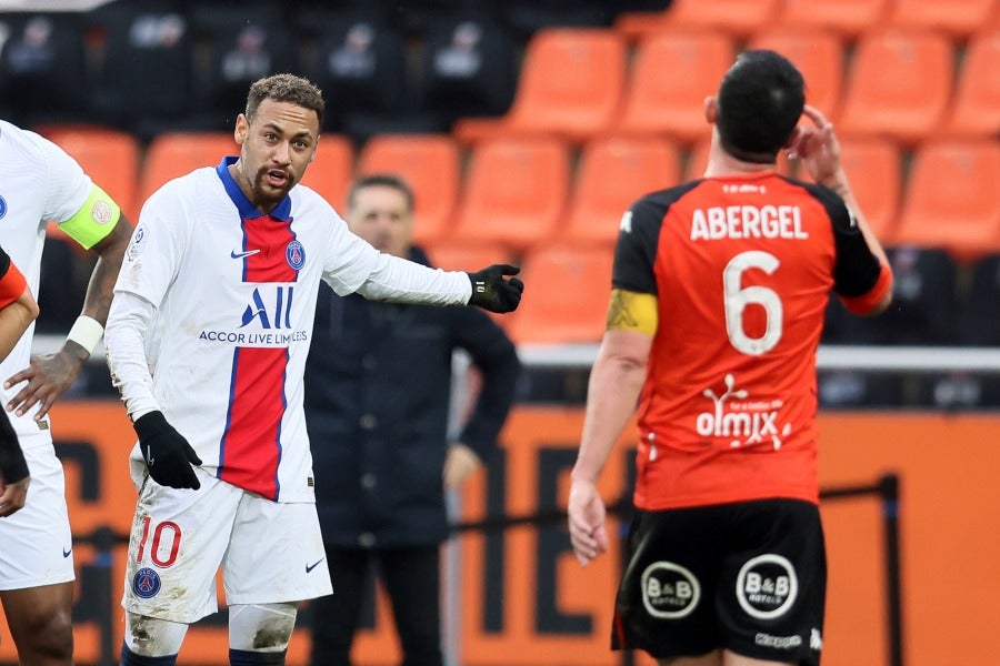 Neymar dialogando con un jugador del Lorient