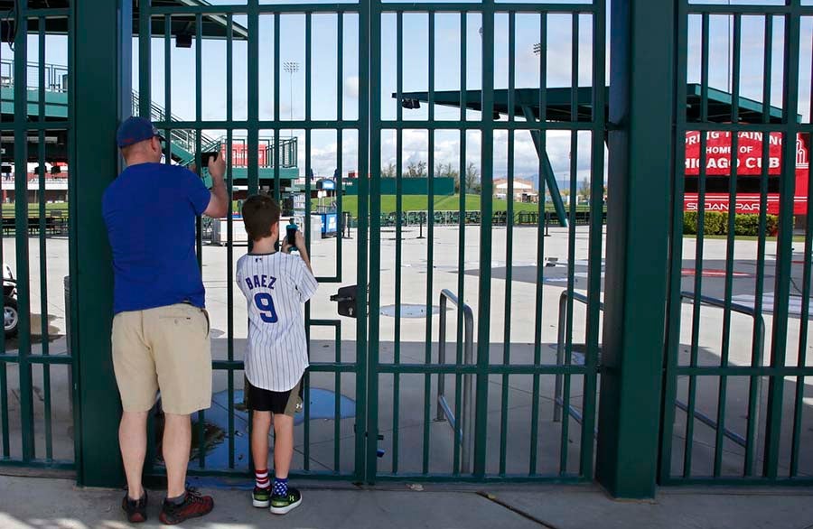 Aficionados de los Chicago Cubs en la puerta del Sloan Park, lugar de entrenamiento de primavera del equipo