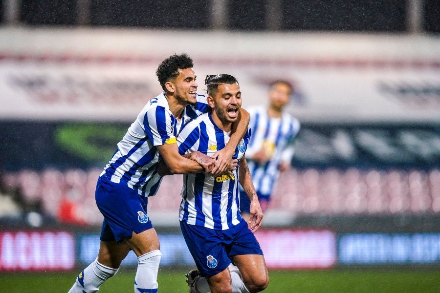 Tecatito Corona durante un partido con el Porto