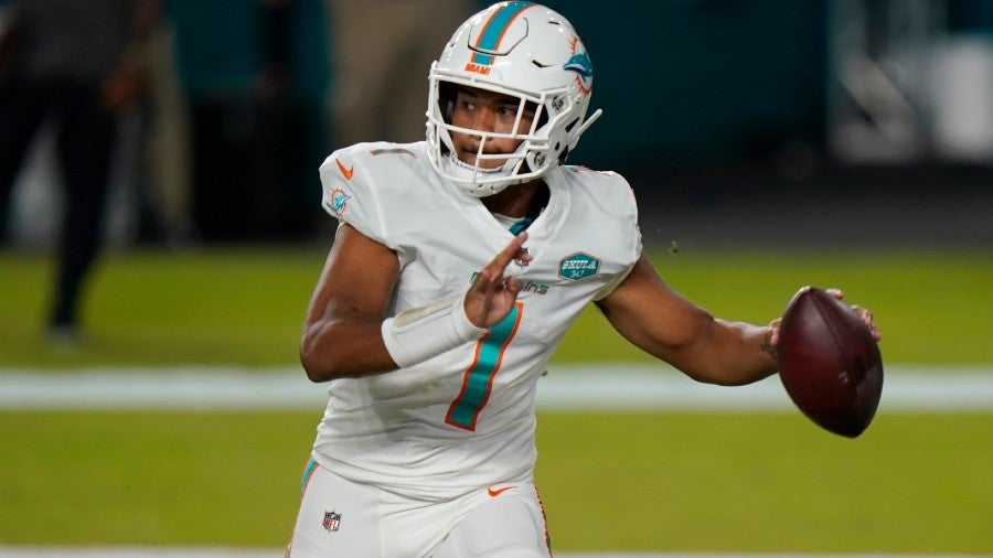 Tua Tagovailoa durante un partido con los Dolphins