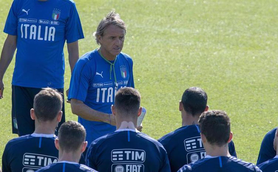 Mancini dirigiendo práctica de La Azurra