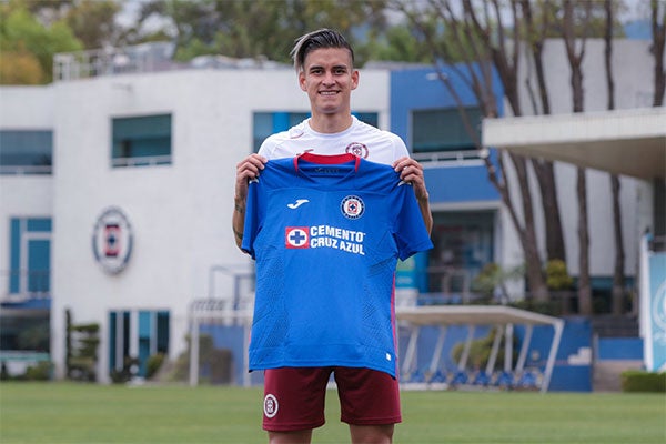 El defensa posa con la playera de Cruz Azul