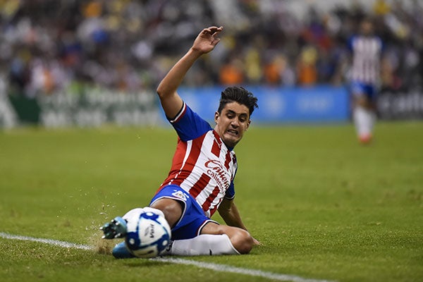 El lateral en un partido con Chivas