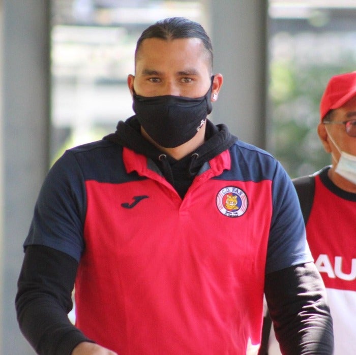 Carlos Peña a su llegada a El Salvador