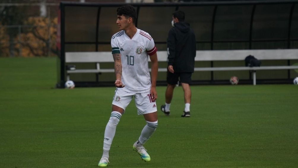 Diego Abreu en un partido con la Selección 