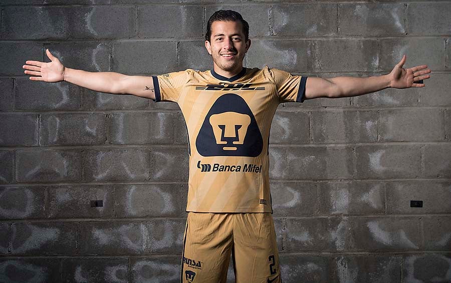 Mozo con el nuevo uniforme de Pumas