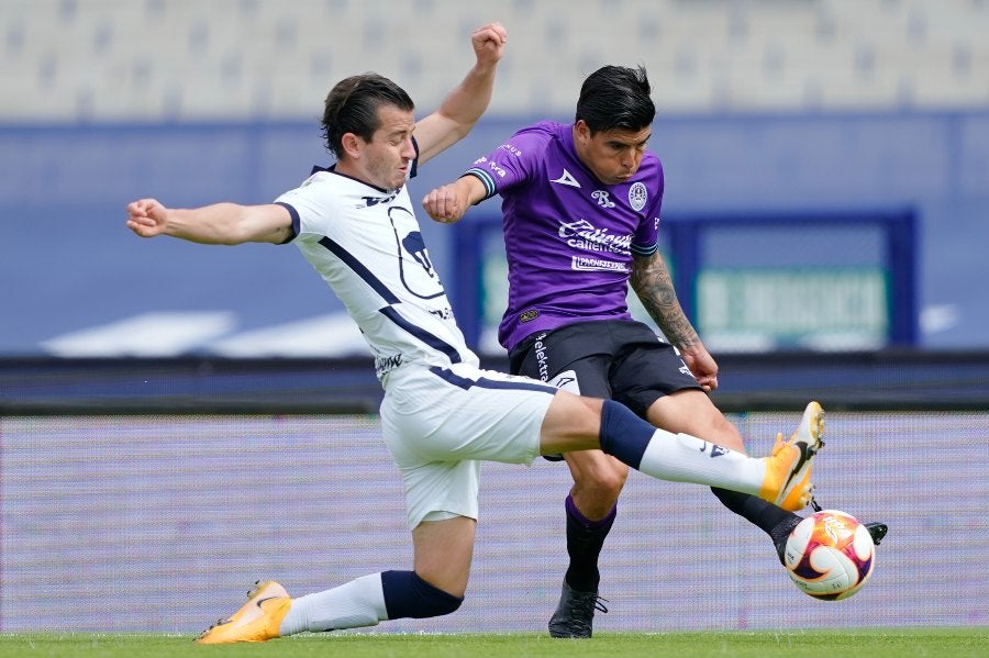 Alan Mozo durante un partido con Pumas